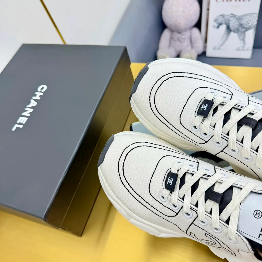 👟👟Ex-factory price 620👟👟 Upgraded version, upgraded version, upgraded version! No rebuttal accepted! ! ! ! Chanel Chanel dad shoes, couples' model for men and women - 2025 top casual sports shoes in the counter. This classic design; the upper is electro-embroidered with various techniques; ❷The inner lining is made of: original Yangli + net ❸The outsole is based on: the original TPU combination outsole. The full set of boutique packaging for women 35–41